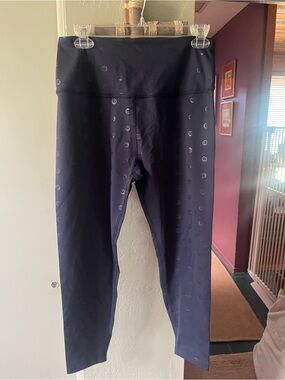 Beyond Yoga woman’s Navy High-Waist Leggings with Subtle Smily face Print XL
